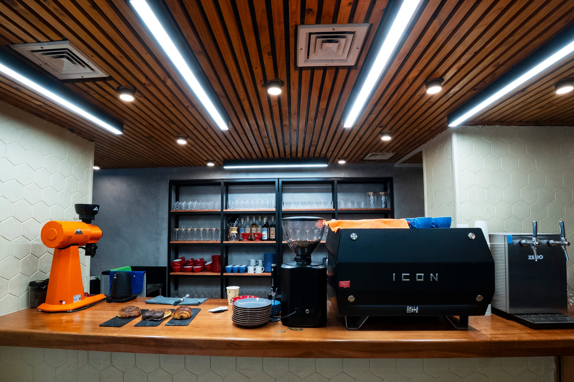Barra de Deriva: máquina de espresso Dalla Corte, molinos, pastelería