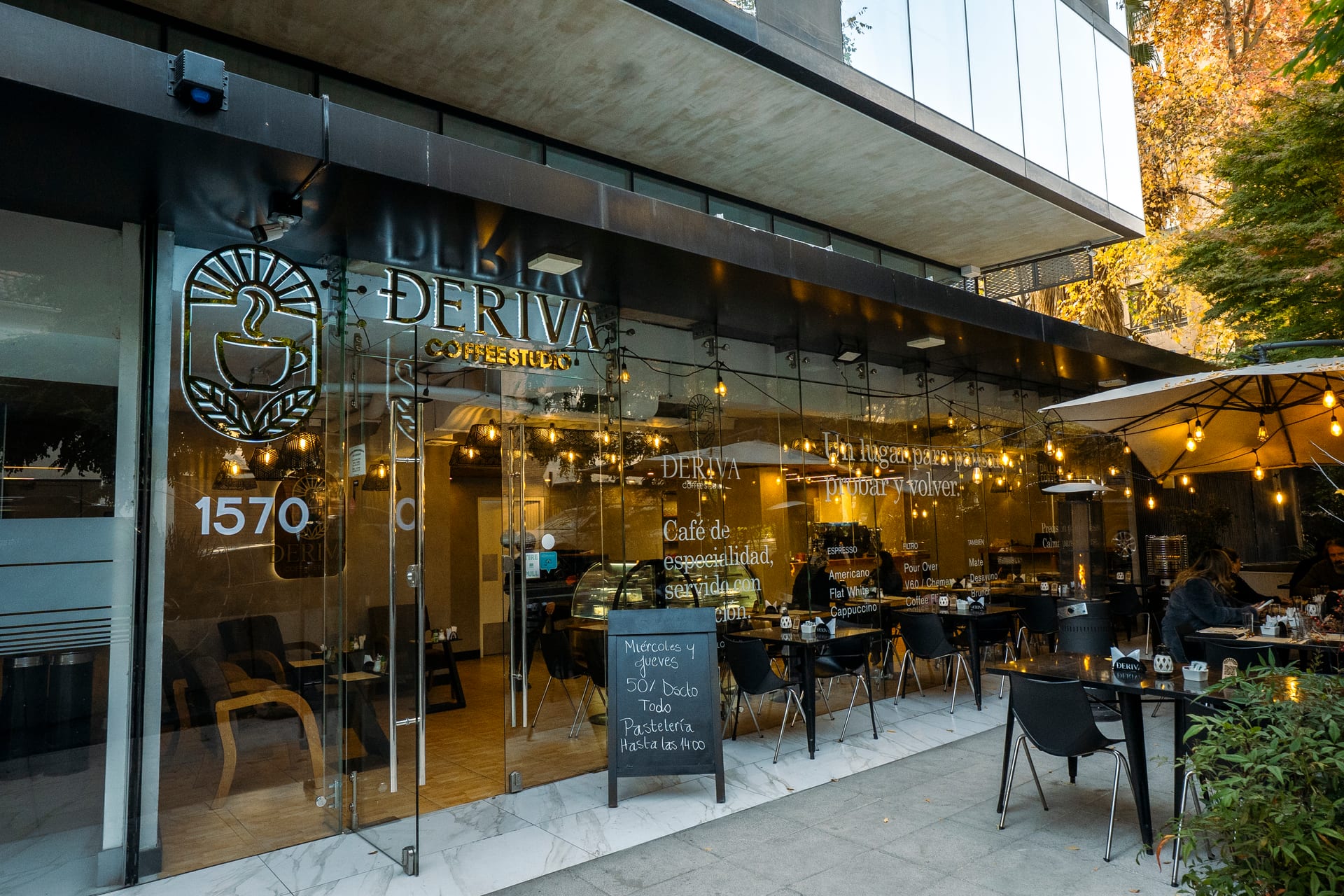 Fachada de Deriva Coffee Studio en Magnere 1570, Providencia